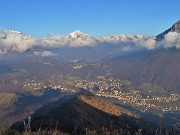 55 Zoom sullo Zucchin in primo piano in basso, su Serina e Menna-Arera-Grem tra le nuvole 